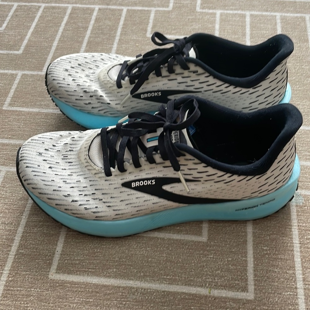 Like new women’s size 8 Hyperion tempo runners